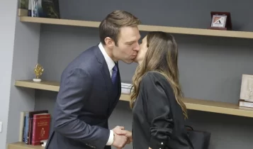 Στέφανος Κασσελάκης: Το τρυφερό φιλί με την Έφη Αχτσιόγλου που έγινε viral (VIDEO)
