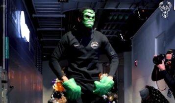 Γιάννης Αντετοκούνμπο: Γιόρτασε το Halloween ντυμένος… Hulk στη συνέντευξη Τύπου αφού διέλυσε τους Χιτ (VIDEO)