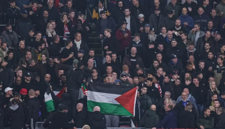 Άγιαξ: Οπαδοί έπαιξαν ξύλο μεταξύ τους στις εξέδρες για τις σημαίες της Παλαιστίνης!