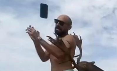 Το «κλικ» της χρονιάς στην Αίγινα: Ελάφι επιτέθηκε σε τουρίστα που πήγε να βγάλει selfie και του έσπασε μερικά πλευρά! (VIDEO)
