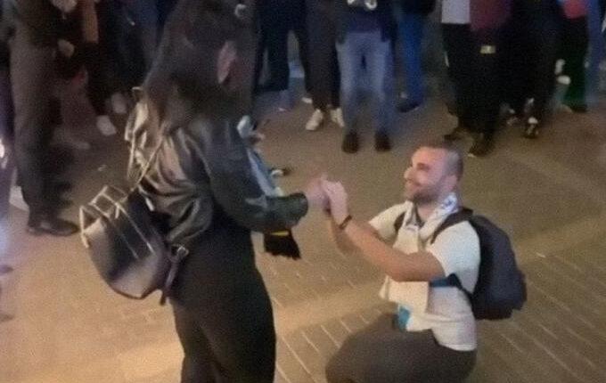 Απίστευτο: Οπαδός της Μαρσέιγ έκανε πρόταση γάμου σε φίλη της ΑΕΚ έξω από την «Αγιά Σοφιά - OPAP Arena»! (VIDEO)