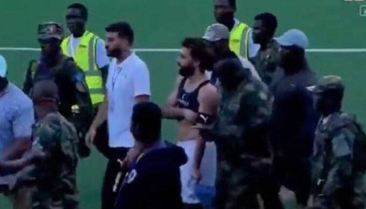 Σαλάχ: Εισέβαλαν οι οπαδοί στο γήπεδο και χρειάστηκε στρατιωτική συνοδεία για να βγεί η Αίγυπτος (VIDEO)