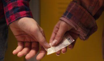 Σίσα: Τι είναι το επικίνδυνο ναρκωτικό γνωστό ως η «κοκαΐνη των φτωχών» που έστειλε τη 16χρονη στη ΜΕΘ (VIDEO)