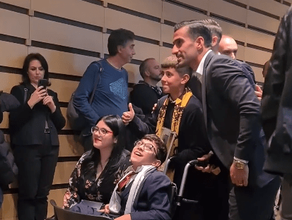 Συγκινητική στιγμή στα βραβεία ΠΣΑΠΠ: Γκατσίνοβιτς και Χατζισαφί πόζαραν μαζί με τον μικρό Γιάννη! (VIDEO)