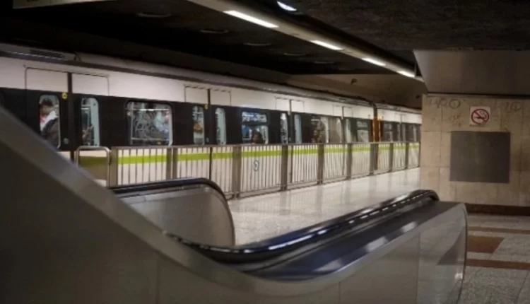 Αδιανόητη οπαδική επίθεση με καπνογόνα σε εν κινήσει μετρό: «Όποιος είναι Παναθηναϊκός να το πει τώρα» (VIDEO)