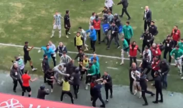 Από το κακό στο χειρότερο τα πράγματα στο τουρκικό ποδόσφαιρο – Κλωτσιές και μπουνιές σε αγώνα της Β’ κατηγορίας (VIDEO)