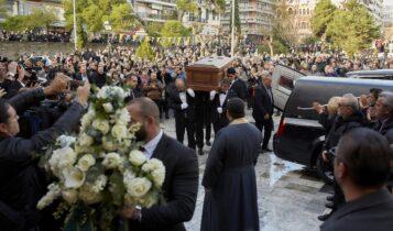 Βασίλης Καρράς: Το στεφάνι του Νότη Σφακιανάκη στην κηδεία του (ΦΩΤΟ)