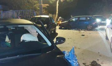 Τροχαίο ατύχημα στα Σπάτα: Αυτοκίνητο μπήκε στο αντίθετο ρεύμα και έπεσε πάνω σε δύο ΙΧ (ΦΩΤΟ)