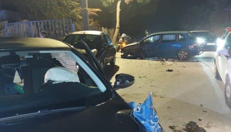 Τροχαίο ατύχημα στα Σπάτα: Αυτοκίνητο μπήκε στο αντίθετο ρεύμα και έπεσε πάνω σε δύο ΙΧ (ΦΩΤΟ)