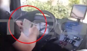 Σοκ: Οδηγός λεωφορείου στην Κηφισιά λύνει σταυρόλεξο ενώ εκτελεί δρομολόγιο (VIDEO)