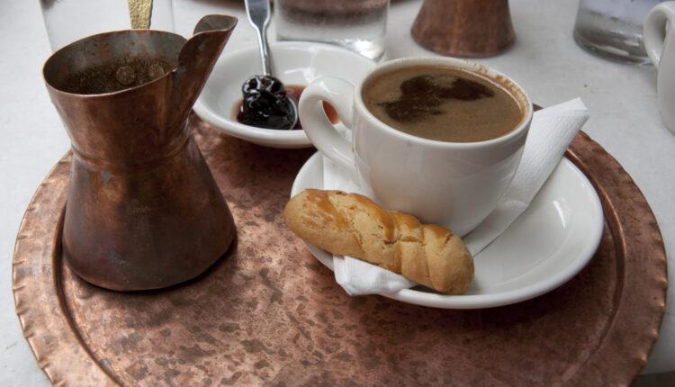 Μελέτη: Ο λόγος που ο ελληνικός καφές είναι το κλειδί της μακροζωίας