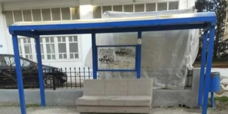 Ευρηματικός Θεσσαλονικιός: Άφησε τον παλιό καναπέ του σε στάση λεωφορείων (VIDEO)