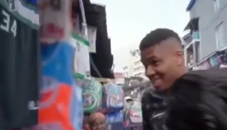 Αντετοκούνμπο: Αγόρασε μία φανέλα του στη Νιγηρία, αλλά ο πωλητής δεν τον αναγνώρισε (VIDEO)