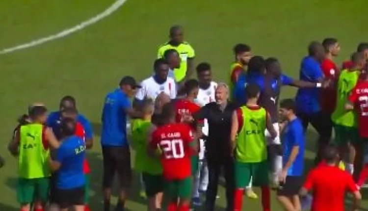 Κόπα Άφρικα: Χάος στον αγώνα του Μαρόκου με ξύλο σε γήπεδο και φυσούνα (VIDEO)