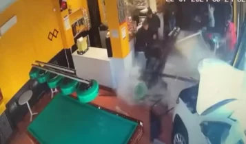 Ιταλία: Η στιγμή που αυτοκίνητο μπουκάρει σε καφετέρια με 115 χιλιόμετρα την ώρα (VIDEO)