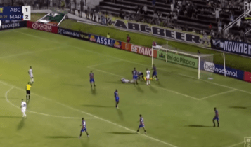 Τρελή γκάφα ποδοσφαιριστή στη Βραζιλία: Χάρισε πέναλτι από... υπερβολική χαρά (VIDEO)