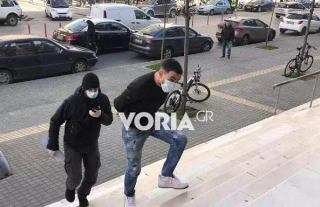 Νέα προθεσμία να απολογηθεί πήρε ο τράπερ για την επίθεση σε φοιτητή στη Θεσσαλονίκη (VIDEO)