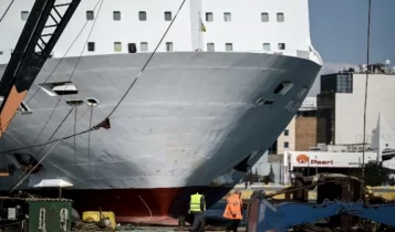 Θρίλερ στον Πειραιά: Porsche βρέθηκε βυθισμένη στο λιμάνι