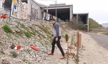 Κασσελάκης: Πήγε στο σημείο της σιδηροδρομικής τραγωδίας των Τεμπών (VIDEO)