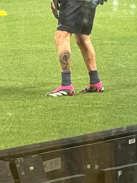 Τρελός και παλαβός για την ΑΕΚ ο Ρόα - «Χτύπησε» τατουάζ το σήμα της, στην γάμπα του (ΦΩΤΟ)