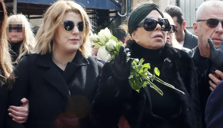 Άντζελα Δημητρίου: Υποβασταζόμενη από την κόρη της στην κηδεία της μητέρας της – Δείτε βίντεο