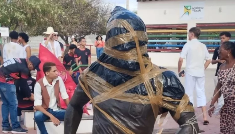 Ντάνι Άλβες: Βανδάλισαν άγαλμα στη γενέτειρά του, οι κάτοικοι ζητούν να αφαιρεθεί