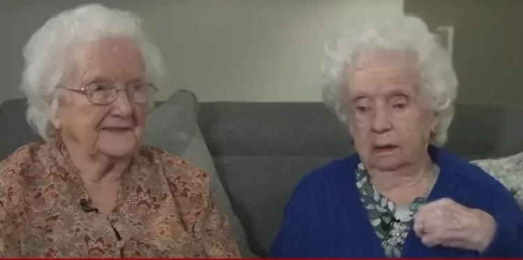Βρετανία: Δίδυμες αδερφές είναι 104 ετών και μοιράζονται τα μυστικά της μακροζωίας τους