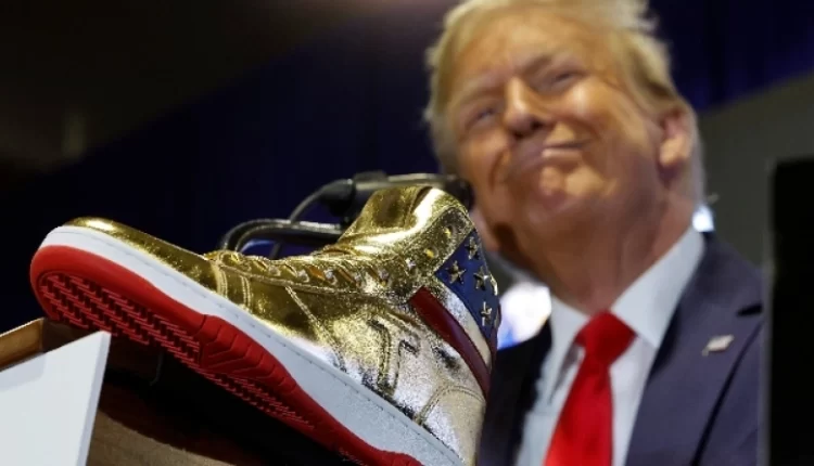 Γι’ αυτό είναι «αμερικανάκια»: Χαμός με τα κιτς παπούτσια του Ντόναλντ Τραμπ – Κοστίζουν 399 δολάρια και έγιναν sold out
