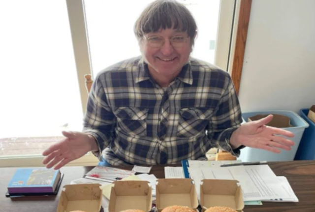 Έχει φάει πάνω από 34.000 Big Mac σε 50 χρόνια και δεν σταματάει – Πώς ξεκίνησε το περίεργο ρεκόρ