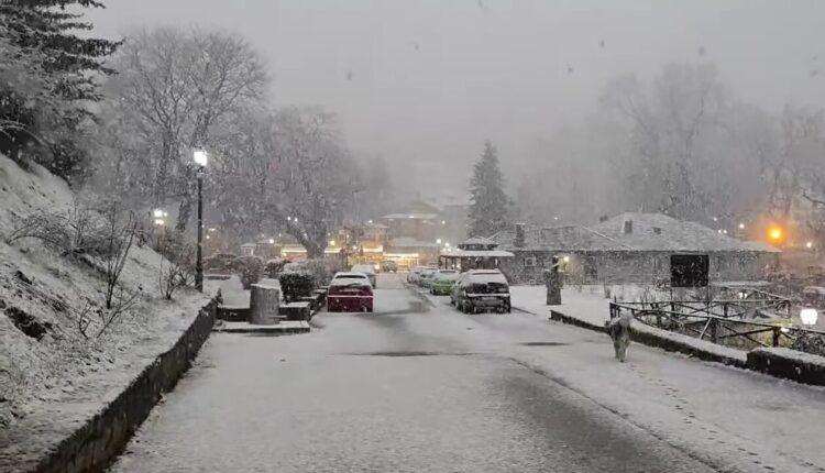 Μέτσοβο: Μαγευτικές εικόνες από τη χιονόπτωση το απόγευμα της Τσικνοπέμπτης