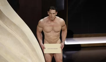 Όσκαρ 2024: Ο Τζον Σίνα εμφανίστηκε γυμνός στη σκηνή για να δώσει το βραβείο καλύτερων κοστουμιών