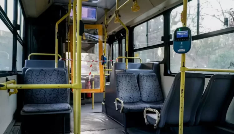 Οδηγός σταμάτησε το λεωφορείο γιατί μια επιβάτης μιλούσε στο κινητό
