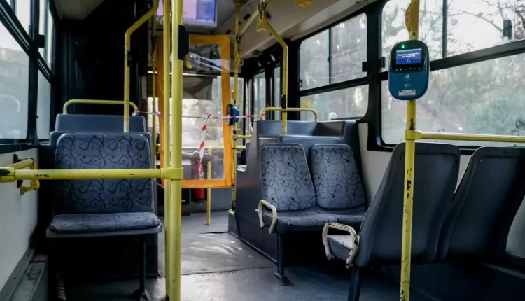 Οδηγός σταμάτησε το λεωφορείο γιατί μια επιβάτης μιλούσε στο κινητό