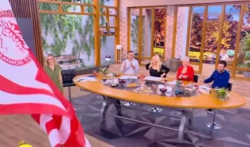 Ελεονώρα Μελέτη: Με τον ύμνο και τη σημαία του Ολυμπιακού η έναρξη της εκπομπής της, μετά τη νίκη επί της Μακάμπι Τελ Αβίβ