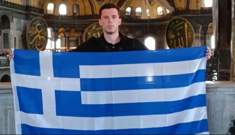 Έλληνας άνοιξε τη σημαία στην Αγία Σοφία και έγραψε «Αγαπημένη μου Πόλη, για πάντα Ελληνική» – Αντιδράσεις στην Τουρκία