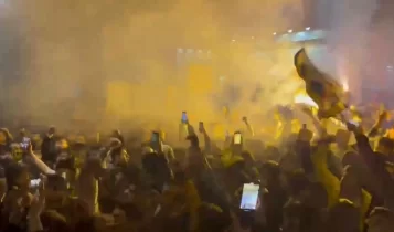 Υποδοχή ηρώων στους ποδοσφαιριστές της Φενέρ μετά το χάος στην Τραπεζούντα (VIDEO)