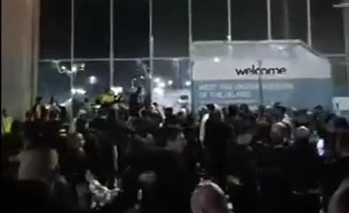 Τρέλα για την ΑΕΚ στην Λάρνακα - Γέμισαν το αεροδρόμιο και την περιμένουν (VIDEO - ΦΩΤΟ)