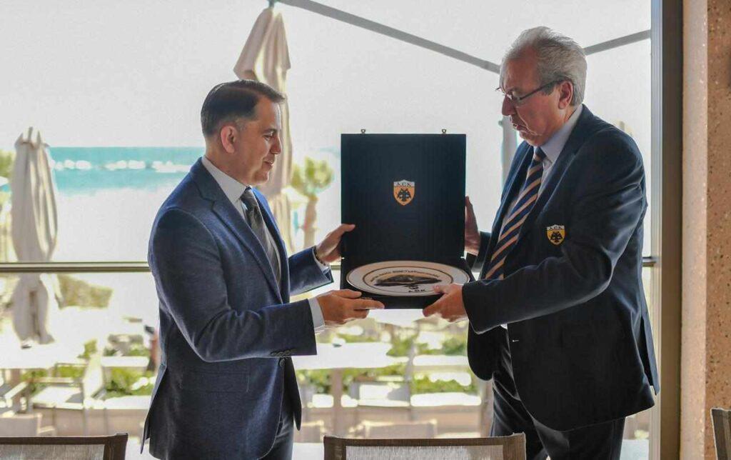 Ο Πόλυς Χατζηϊωάννου βραβεύει τον Αλμέιδα - Επίσημο γεύμα του Απόλλωνα Λεμεσού προς τα στελέχη της ΑΕΚ (ΦΩΤΟ)