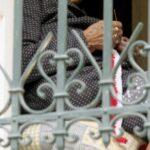 Αδιανόητο περιστατικό στην Κοζάνη: 89χρονη πέταξε από το μπαλκόνι 225.000 ευρώ σε κλέφτη που προσποιήθηκε τον αστυνομικό