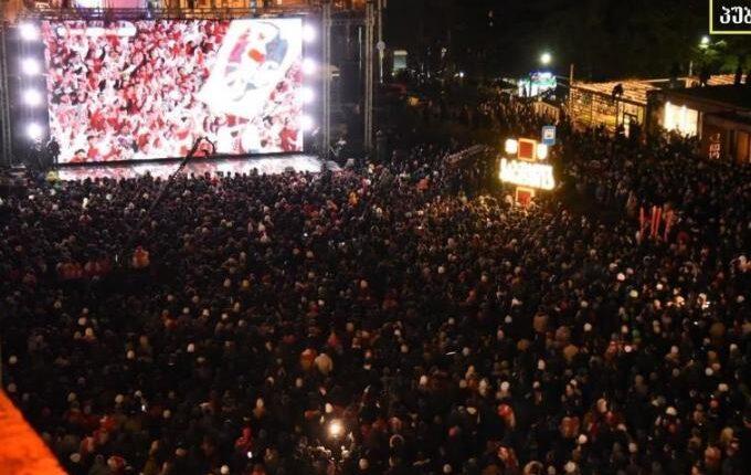 Χιλιάδες Γεωργιανοί στους δρόμους της Τιφλίδας μετά την ιστορική πρόκριση στο Euro (VIDEO)