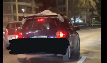 ΤΡΟΜΑΚΤΙΚΟ VIDEO βράδυ Σαββάτου στην Παραλιακή - Ξαπλωμένος στην οροφή του αυτοκινήτου που έτρεχε!