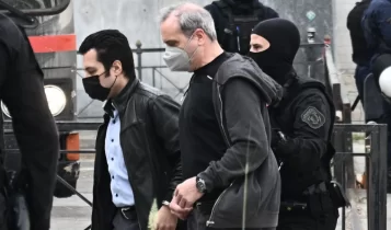 Κολωνός: Με σκυμμένο το κεφάλι άκουσε τα ισόβια ο Μίχος – Χειροκρότησαν οι 17 για την αναστολή, αποφυλακίζεται η μητέρα
