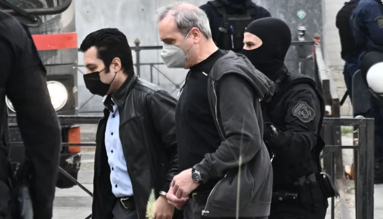 Κολωνός: Με σκυμμένο το κεφάλι άκουσε τα ισόβια ο Μίχος – Χειροκρότησαν οι 17 για την αναστολή, αποφυλακίζεται η μητέρα