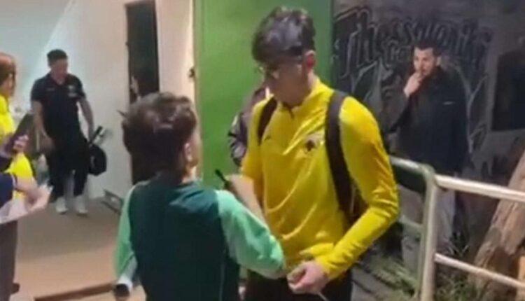 ΑΕΚ: Παίκτες υπογράφουν αυτόγραφα σε μικρό φίλο του Παναθηναϊκού (VIDEO)