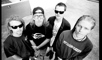 Σαν σήμερα κυκλοφόρησαν οι Offspring το θρυλικό Smash