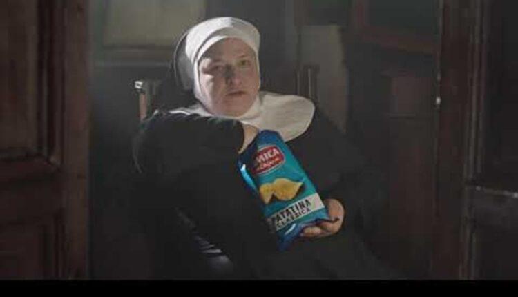 Σάλος στην Ιταλία: Διαφήμιση δείχνει καλόγριες να τρώνε πατατάκια – Τις κατηγορούν για βλασφημία (VIDEO)