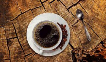 «Είμαι ήδη στον τρίτο»: Ειδικοί απαντούν πόσους καφέδες τη μέρα μπορείτε να πίνετε