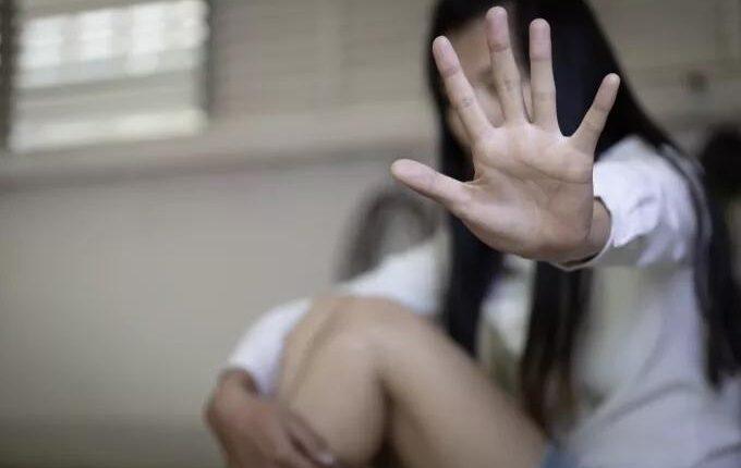 Μπαράζ καταγγελιών για ενδοοικογενειακή βία: 112 περιστατικά σε 24 ώρες – 64 συλλήψεις, πέντε θύματα ζήτησαν να μείνουν