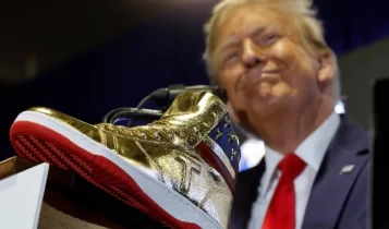 Γι’ αυτό είναι «αμερικανάκια»: Χαμός με τα κιτς παπούτσια του Ντόναλντ Τραμπ – Κοστίζουν 399 δολάρια και έγιναν sold out