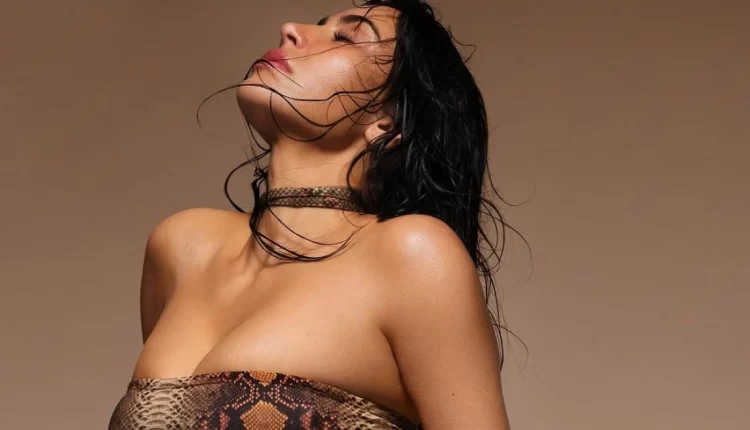 H Κιμ Καρντάσιαν πήρε πάνω της τη νέα σέξι καμπάνια για τα μαγιό της εταιρείας της – Δείτε φωτογραφίες